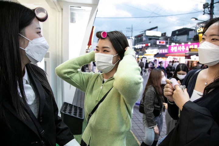 纽约时报双语笔记:公共场合戴发卷:韩国女性对传统观念说“不”