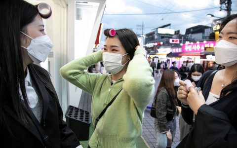 纽约时报双语笔记：公共场合戴发卷：韩国女性对传统观念说“不”