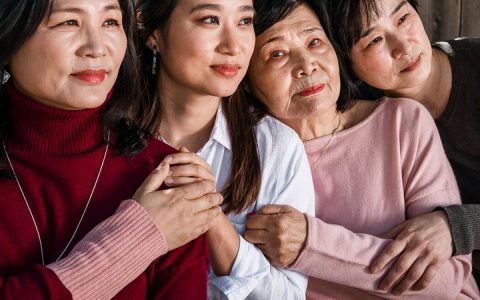 纽约时报双语：面对袭击和仇恨，第二代亚裔移民如何保护年迈的父母