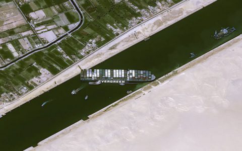 纽约时报双语：巨轮阻塞航路，苏伊士运河“大堵船”或将持续数月