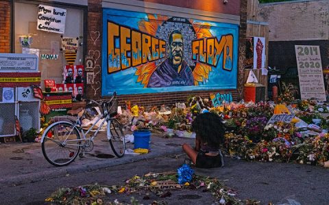 纽约时报双语：弗洛伊德案告一段落，他的死如何改变了美国